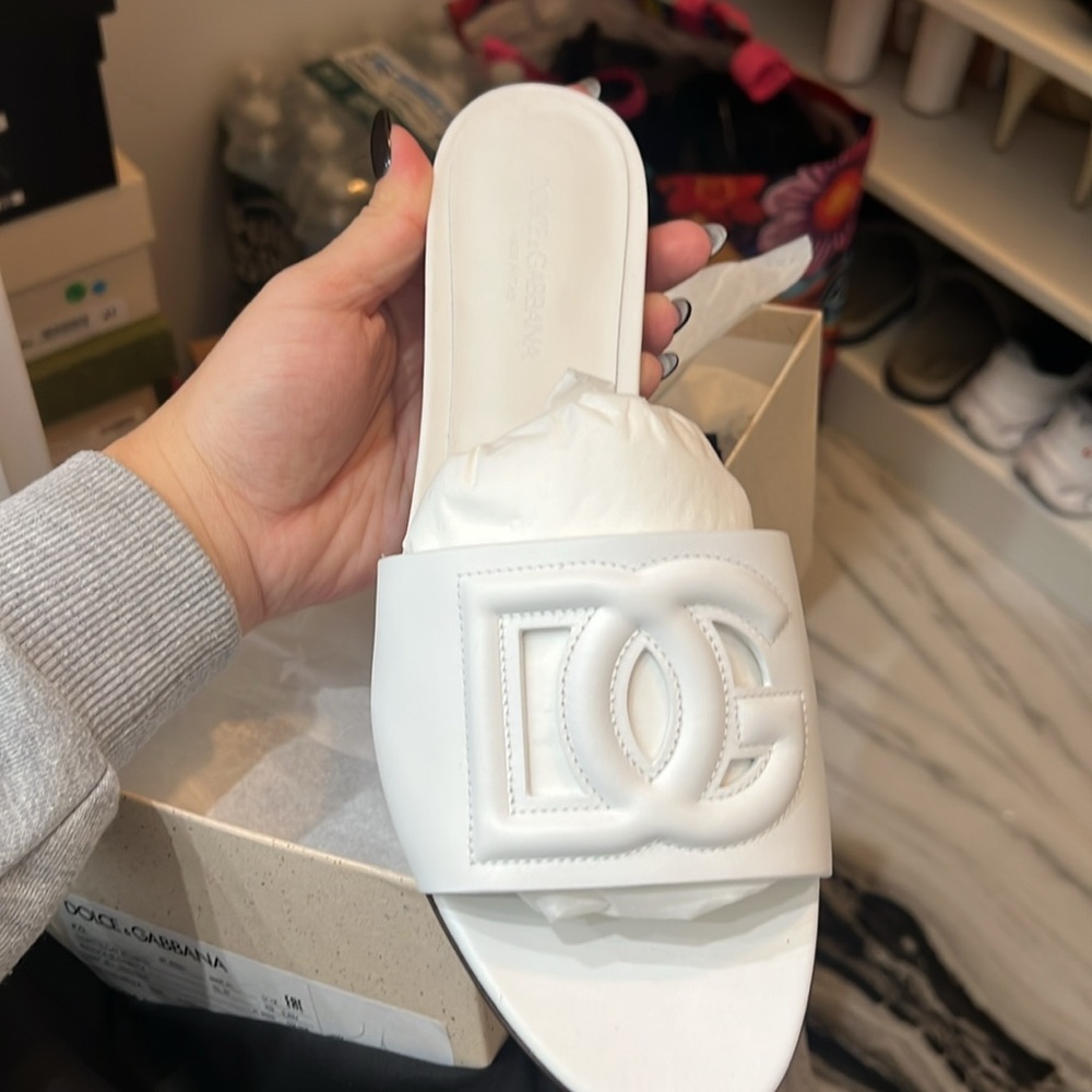 DOLCE&GABBANA
Cutout DG Flat Slide Sandals
BRAND NEW